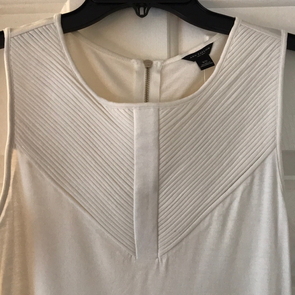 Sleeveless off white detailed top